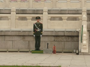 Un militaire et un extincteur au repos. 